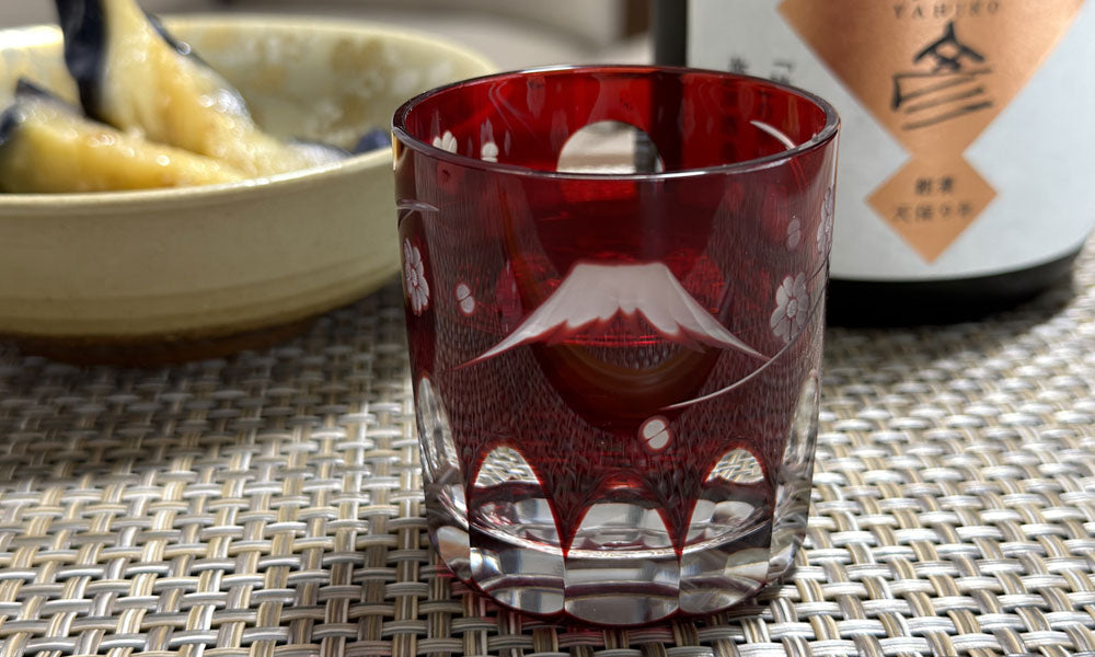 くるりと回せば景色が変わる。「富士桜文様 ぐい呑」で楽しむ贅沢な一杯